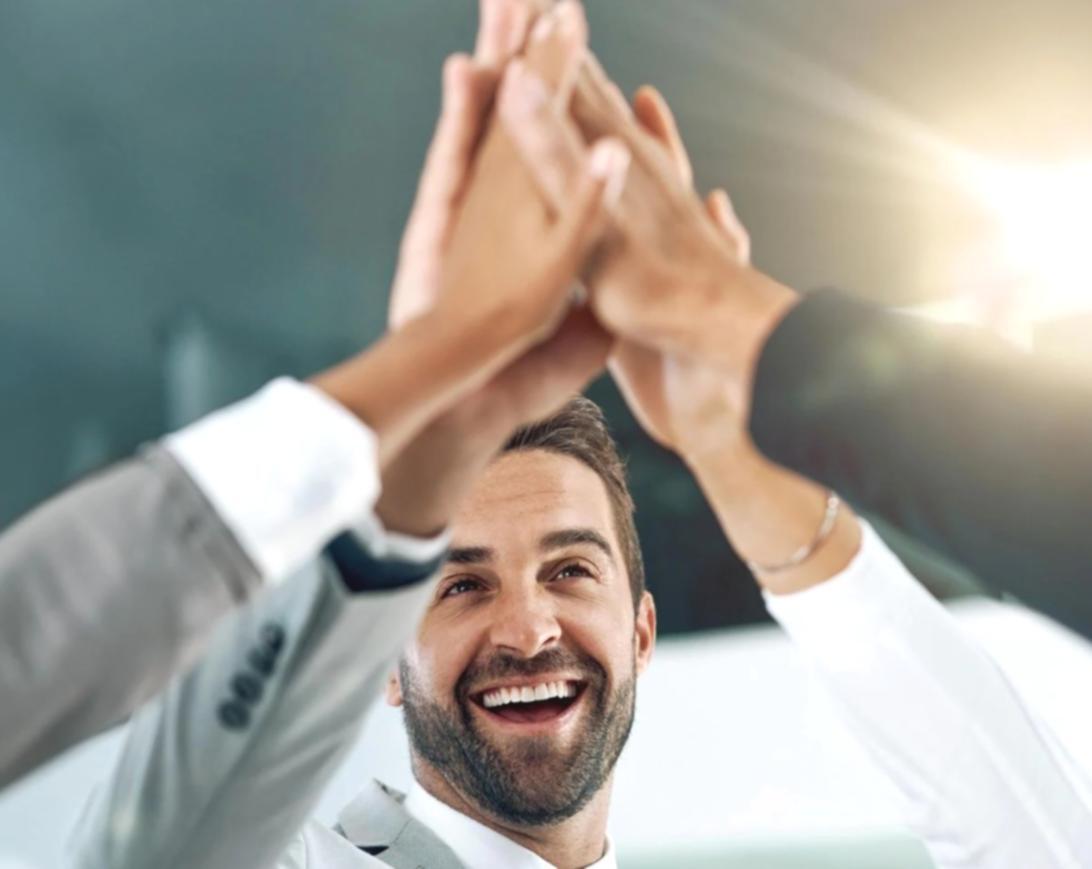 Partecipanti durante una sessione interattiva di webinar sulla gestione del budget