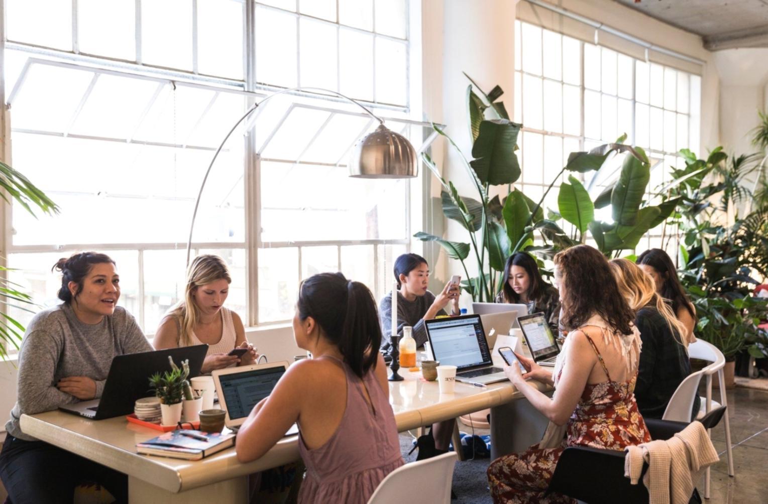 Ambiente di lavoro professionale per workshop intensivo su budget e ottimizzazione delle risorse economiche